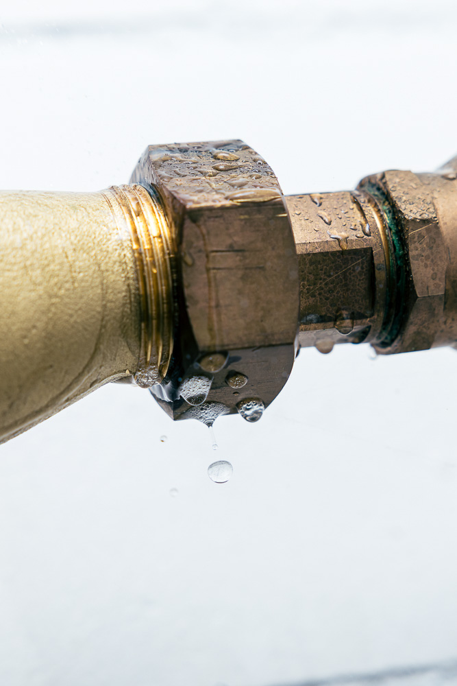 Tropfendes Rohr Wasserschaden